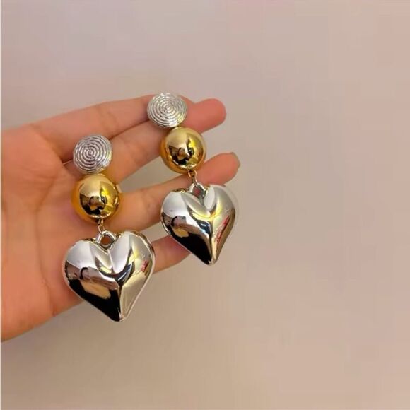 Lustrous Love: Sculptural Mixed-Metal Heart Statement Earrings Antropologie - Picture 1 of 10